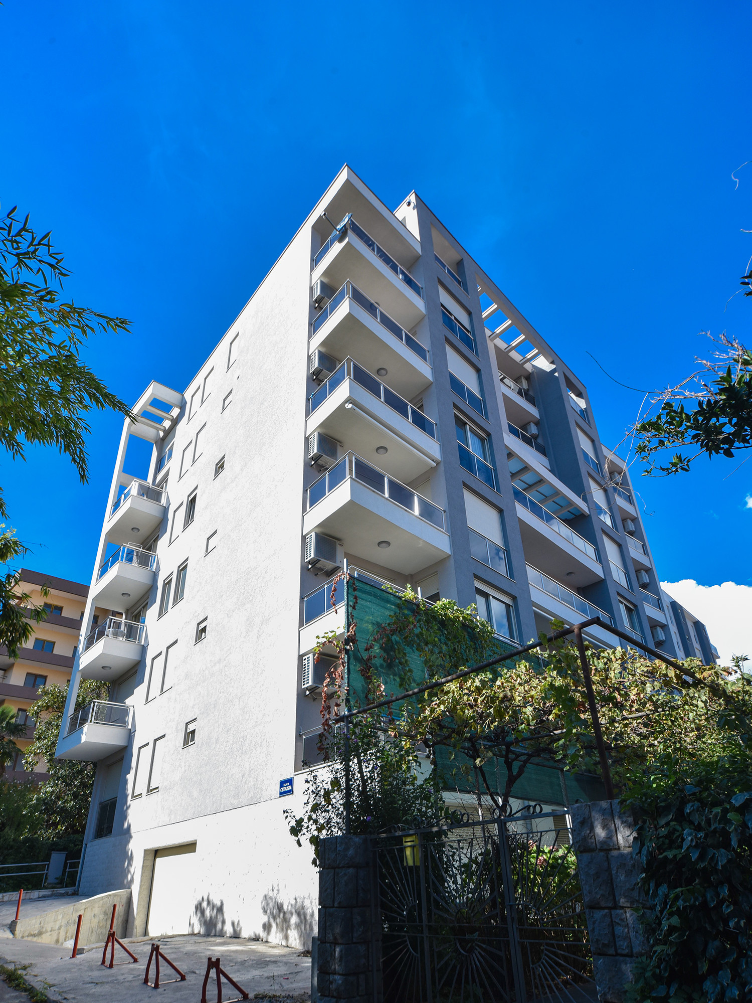 Projekt:<b>
                                            Apartmanski objekat - Budva
                                            </b>